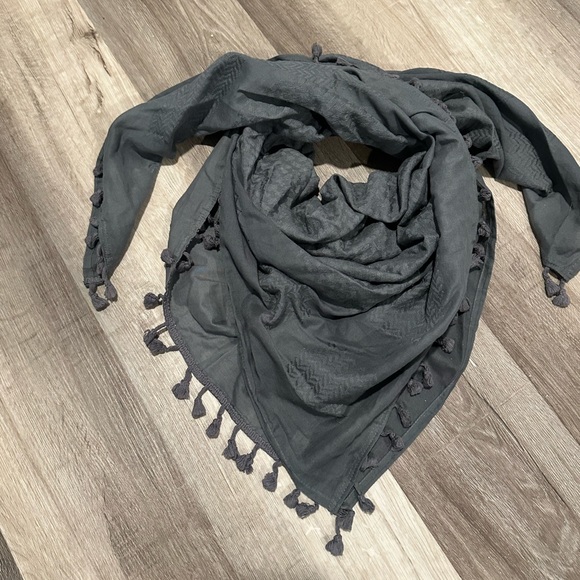 Charcoal gray cotton scarf with tassels - Picture 4 of 6